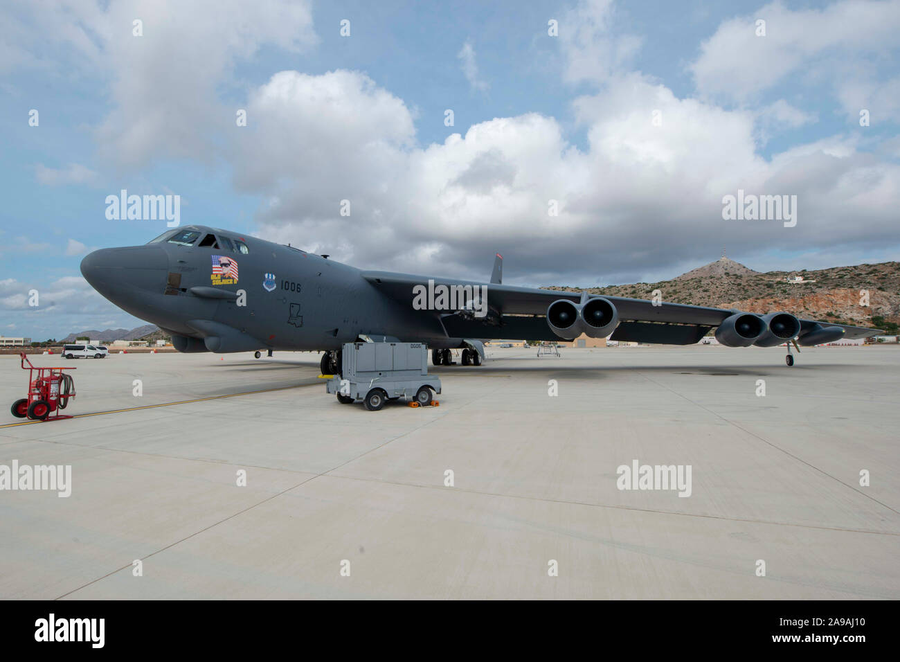 Ein US Air Force B-52 H Stratofortress Bombers, Barksdale Air Force Base in Louisiana zugewiesen wurde, werden auf dem Flugplatz bei Naval Support Activity Souda Bay, Griechenland, Nov. 2, 2019 geparkt. Die B-52, auf dem Rückflug von der Teilnahme an gemeinsamen NATO-Übungen, NSA Souda Bay aufgrund widriger Wetterbedingungen umgeleitet. Die unerwarteten Besuch markiert das erste Mal eine B-52 an die NSA Souda Bay Flugplatz gelandet. NSA Souda Bay ist ein Betrieb an Land, die USA ermöglicht, Verbündeten und Partner nation Kräfte zu sein, wo sie gebraucht werden, wenn sie erforderlich sind, um Sicherheit und Stabilität in Europa zu gewährleisten, Af Stockfoto