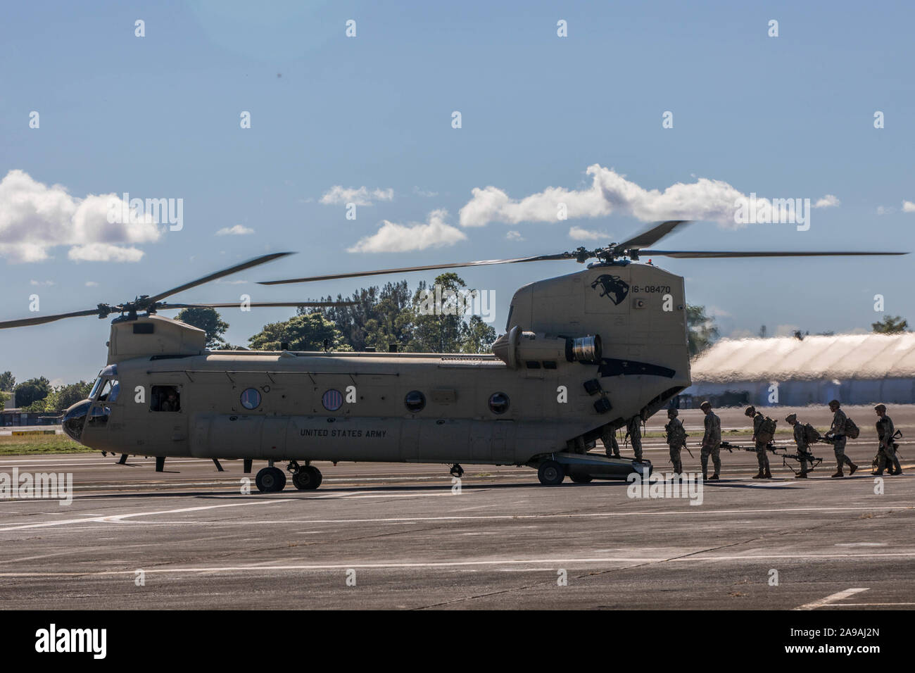 20 Hubschrauber von 25 Combat Aviation Brigade reisten 200 Meilen zur Verfügung Truppe Lift Capability zu Air Assault der Gimlets der 2 Infantry Brigade Combat Team, 25 Infanterie Division von Wheeler Army Airfield zu Pohakuloa Training Area (PTA) auf Big Island von Hawaii, Nov. 12. CH-47 Chinook Hubschrauber an die Hillclimbers des 3. Bataillon zugeordnet, 25 Aviation Regiment zusammen mit UH-60 Blackhawks an 2nd Battalion zugewiesen, 25 Aviation Regiment waren bei der Durchführung der großen Muskel Bewegung verwendet, Soldaten und Ausrüstung intra-Insel für die kommende Übung. (U.S. Armee Stockfoto