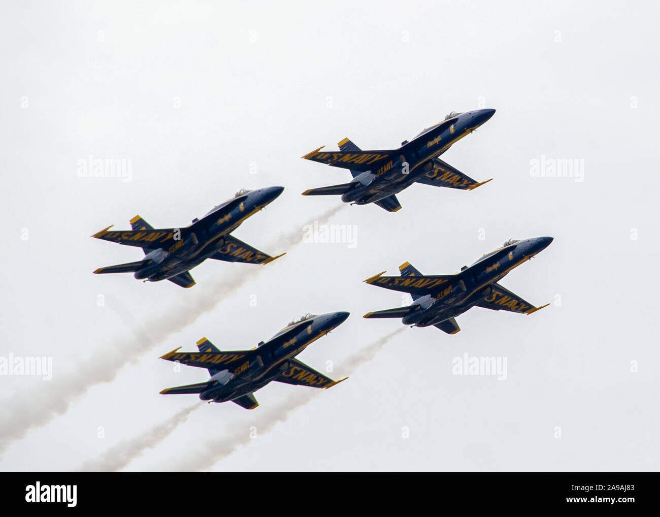 PENSACOLA, Florida (Nov. 8, 2019) - der US Navy Blue Angels durchführen Antenne fungiert während der 2019 Naval Air Station (NAS) Pensacola Blue Angels Homecoming Airshow, Nov. 8. Der Blaue Engel sind die Vollendung des 2019 Jahreszeit zu Hause nach 61 Flugvorführungen an 32 Standorten im ganzen Land, die der Stolz und die Professionalität auf der US Navy und Marine Corps auf der amerikanischen und der kanadischen Öffentlichkeit. (U.S. Marine Foto von Mass Communication Specialist 3. Klasse Carter Denton) Stockfoto