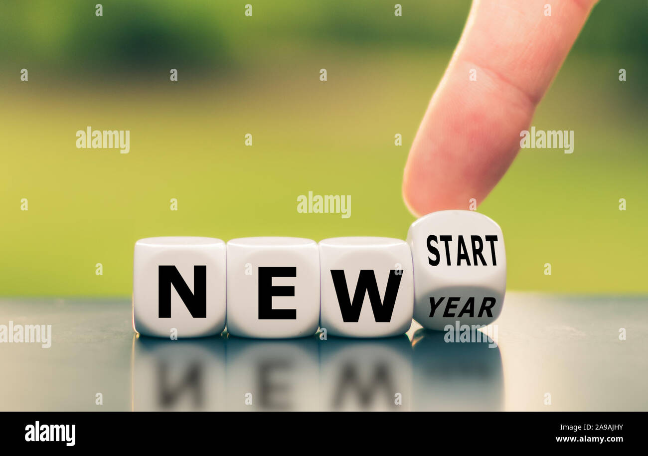 Hand einen Würfel und Änderungen der Ausdruck 'neues Jahr' auf 'Neu starten'. Stockfoto