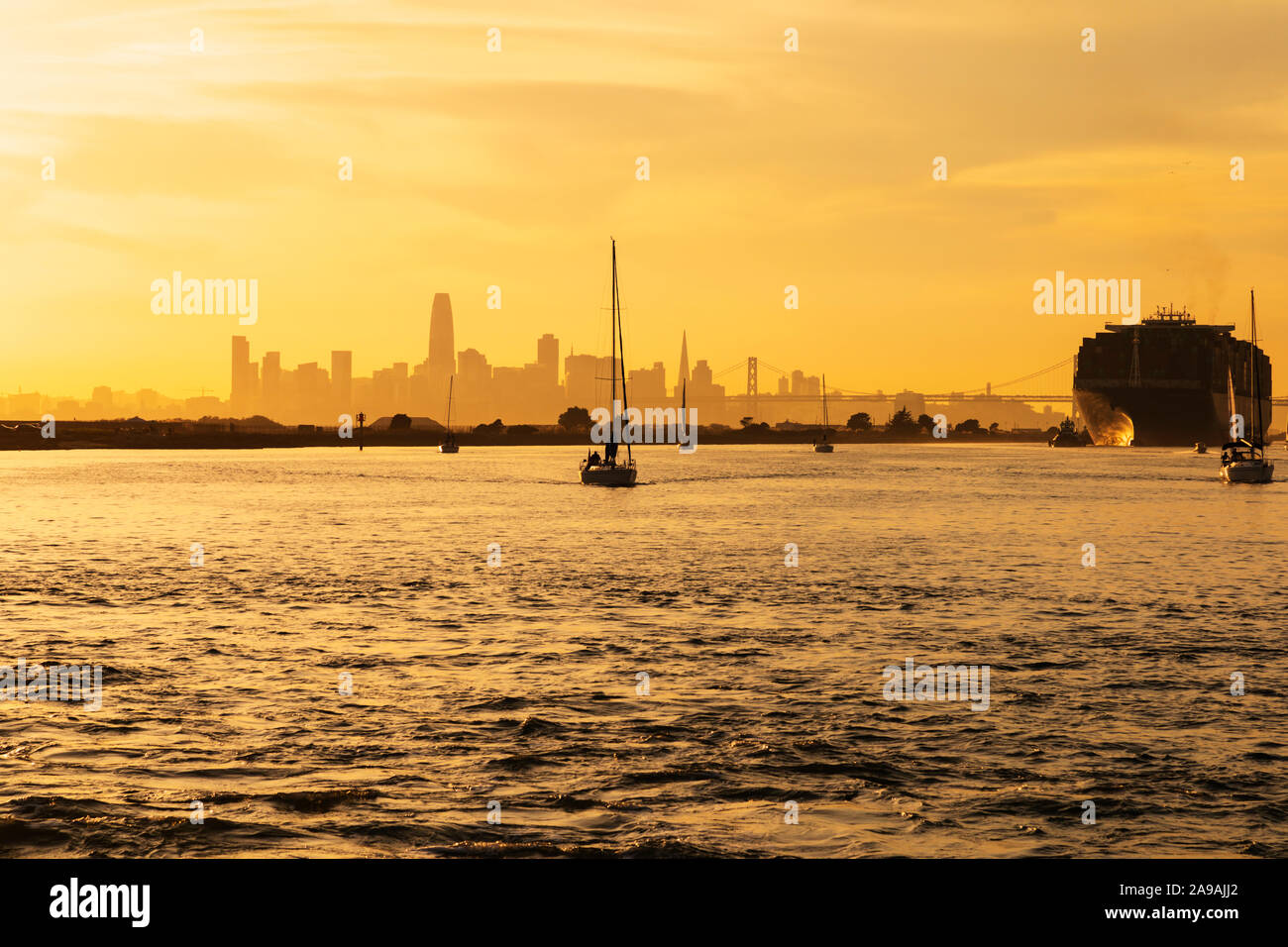 Yachten, Heimweg nach Oakland, Marina, nachdem die Flotte Woche in San Francisco Bucht bei Sonnenuntergang, mit der Wolkenkratzer skyline hinter sich. Kalifornien, USA Stockfoto