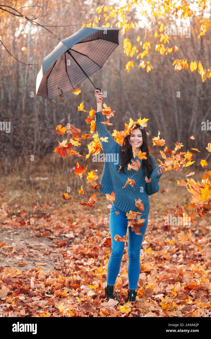 Ich liebe den Herbst. Fröhliches Mädchen mit Schirm im Regen von Herbstlaub  Stockfotografie - Alamy
