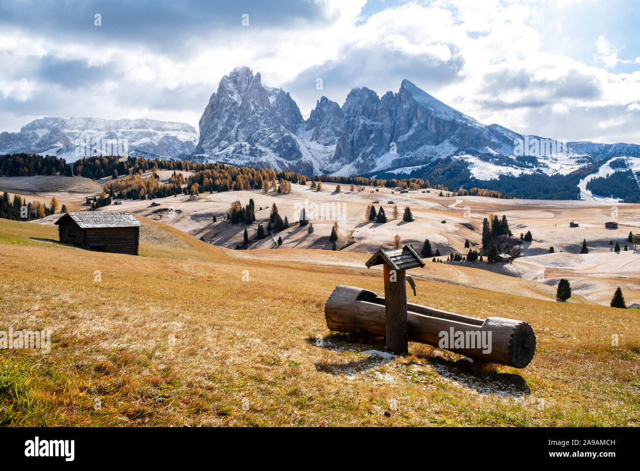 Wunderschöne Herbstlandschaft in Seiser Alm oder Seiser Alm mit Langkofel - Langkofel Berg Gruppe im Hintergrund in den Dolomiten, Südtirol, Italien. Stockfoto