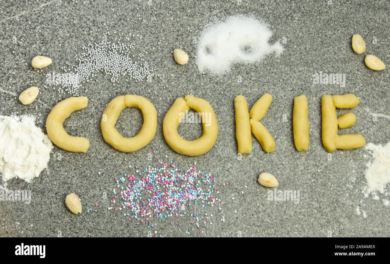 Das Wort "Cookie" von Gebäck für Weihnachten Kekse flach auf einem Tisch Stockfoto