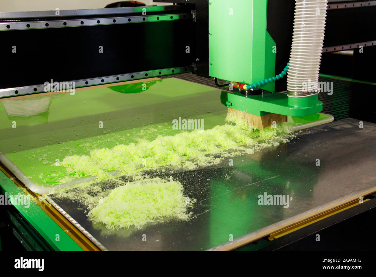 Plexiglas Fräsen auf CNC-Maschinen. Eine moderne CNC-Maschine Prozesse Acryl in einer Möbelfabrik. Plexiglas Verarbeitung auf der CNC-Wand. Moderne 3D-te Stockfoto