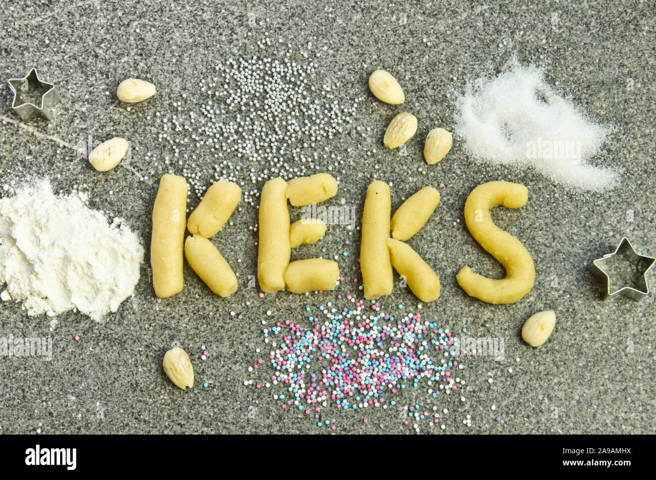 Das Wort "Keks" (Deutsche Sprache) von Gebäck für Weihnachten Kekse flach auf einem Tisch Stockfoto