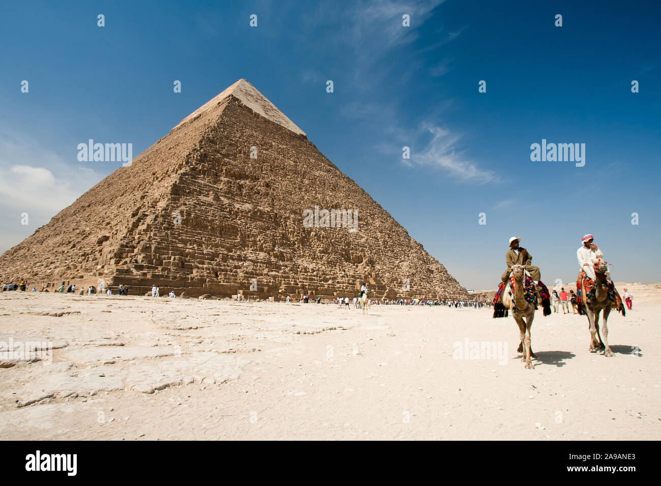 Gizeh, Kairo, Ägypten, 2. Mai 2008: Die Pyramide des Khafre Türme über Touristen und zwei Männer reiten Kamele auf die Giza Plateau in der Nähe von Kairo, Ägypten. Stockfoto