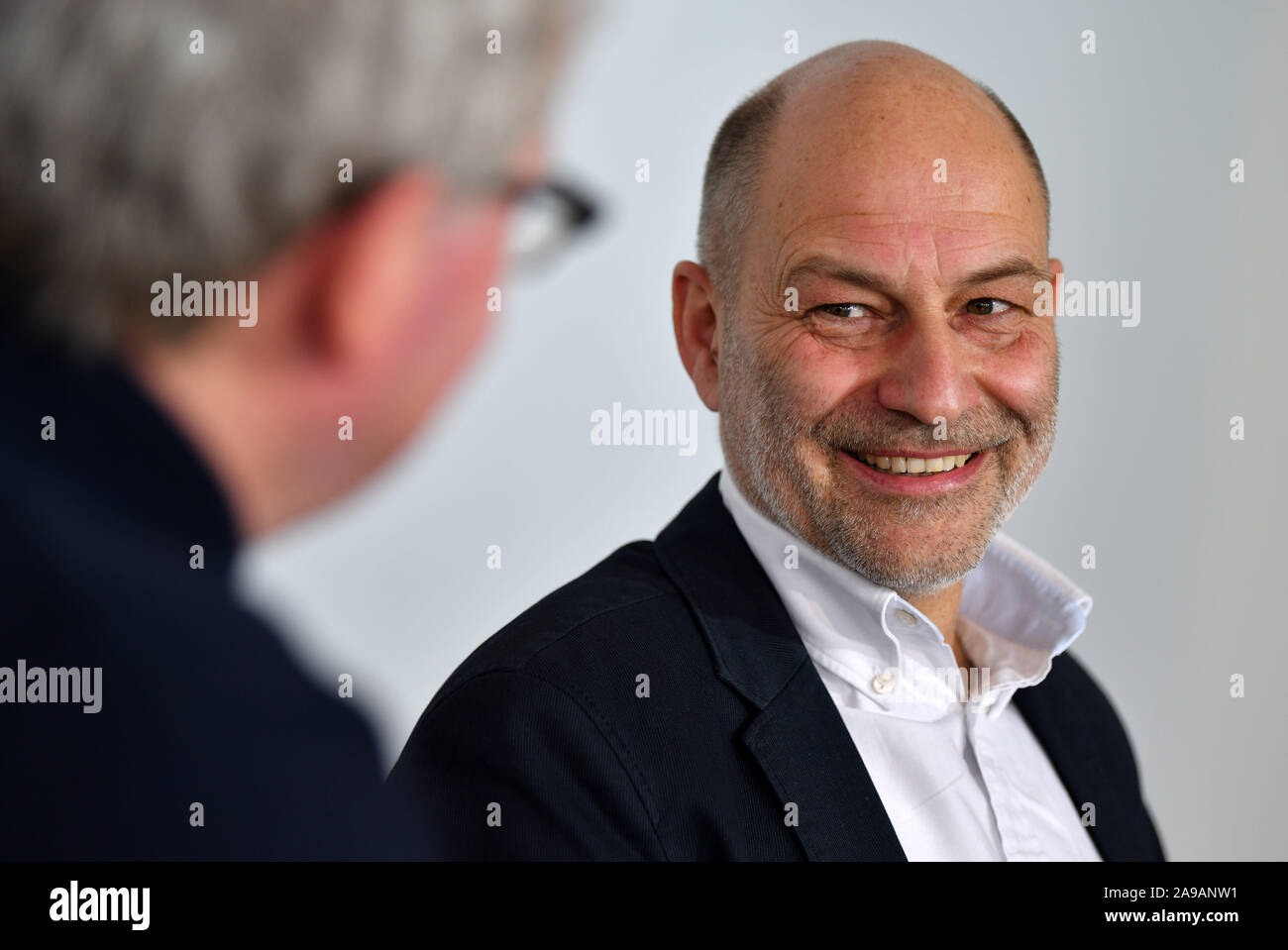 14 November 2019, Thueringen, Erfurt: Ralf-Uwe Beck, Sprecher des Bundesvorstandes von 'Mehr Demokratie' und Thüringische Sprecher spricht während der Pressekonferenz im Thüringer Landtag. Er stellt eine Liste von Forderungen und Ideen für interfraktionelle Initiativen im Bereich der demokratischen Entwicklung. Foto: Martin Schutt/dpa-Zentralbild/dpa Stockfoto