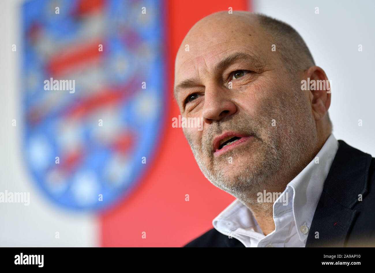 14 November 2019, Thueringen, Erfurt: Ralf-Uwe Beck, Sprecher des Bundesvorstandes von 'Mehr Demokratie' und Thüringische Sprecher spricht während der Pressekonferenz im Thüringer Landtag. Er stellt eine Liste von Forderungen und Ideen für interfraktionelle Initiativen im Bereich der demokratischen Entwicklung. Foto: Martin Schutt/dpa-Zentralbild/dpa Stockfoto