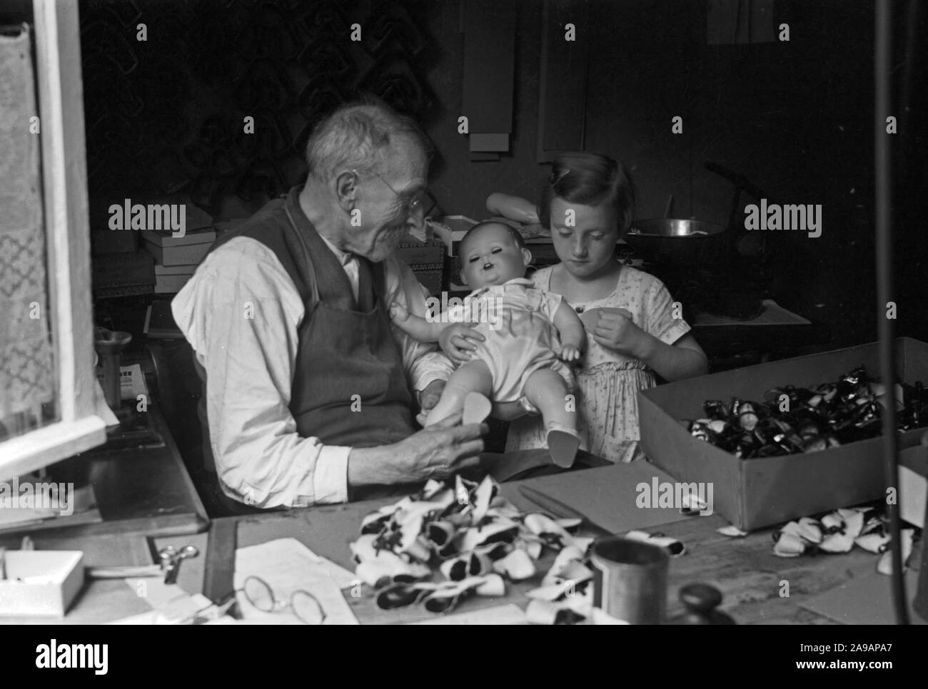 Foto aus der Produktion bei einer Puppe Werk in Waltershausen, Deutschland 1930. Stockfoto