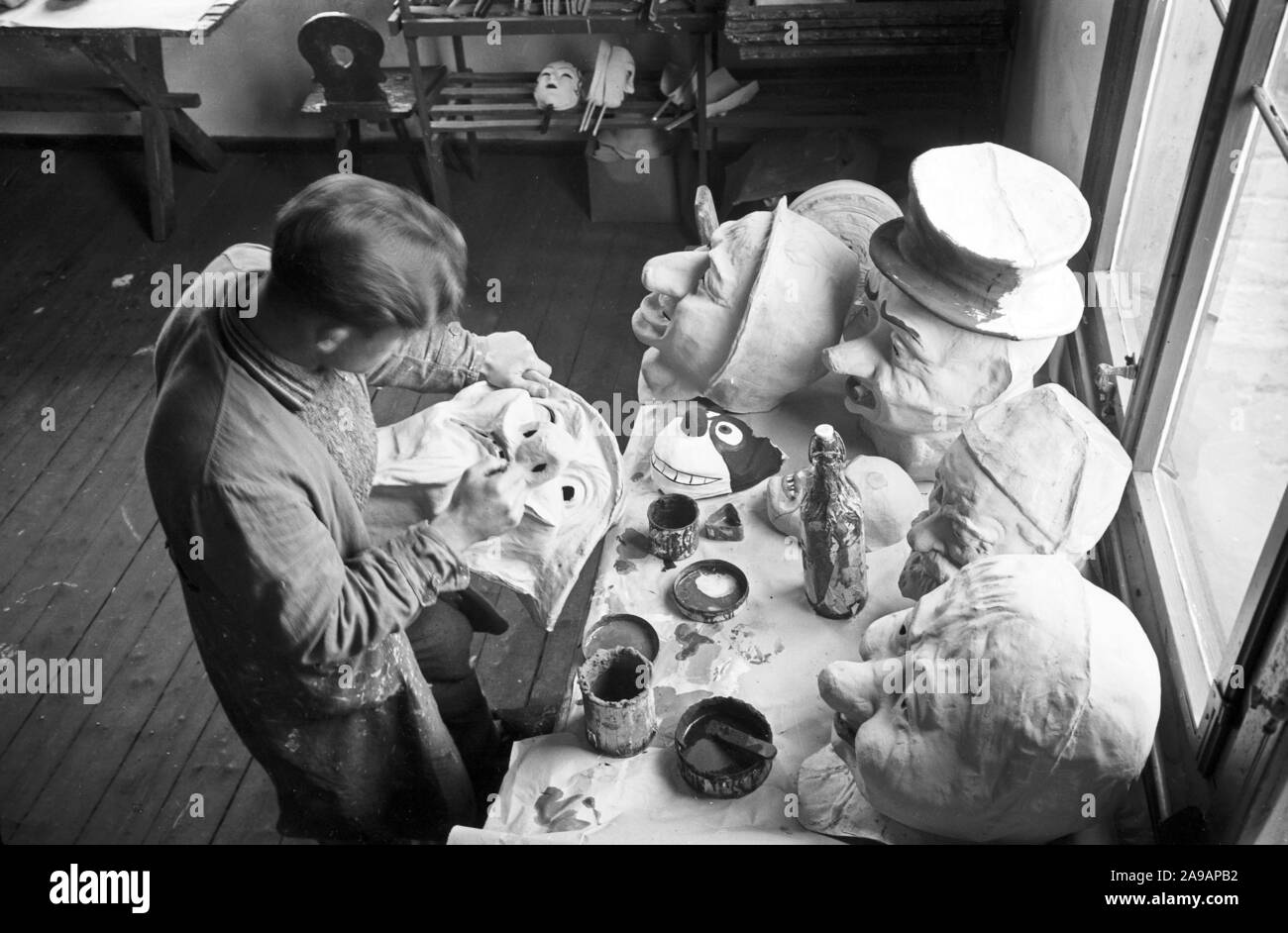 In einer Fabrik Herstellen von Masken in Sonneberg, Deutschland 1930. Stockfoto