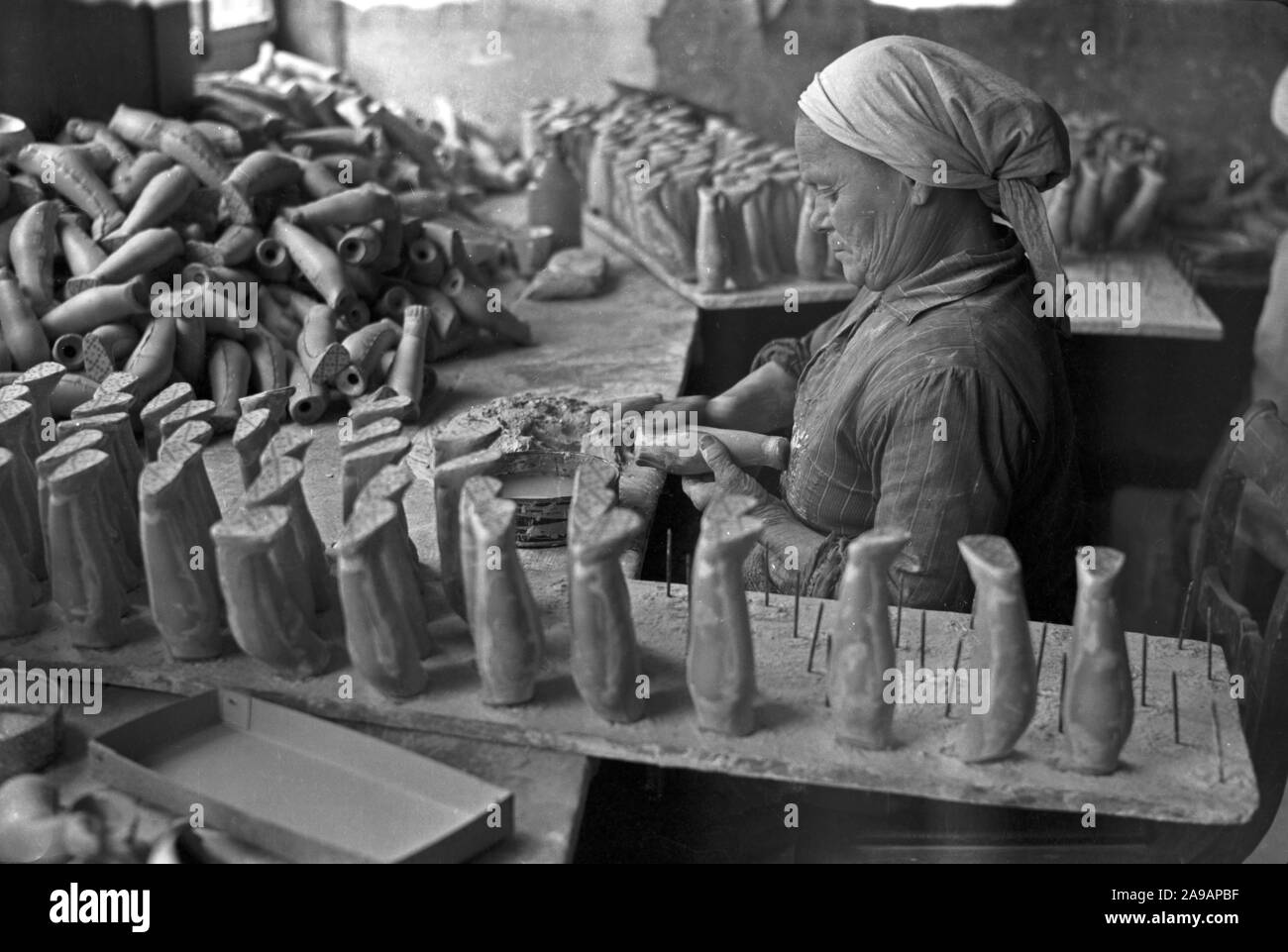 Foto aus der Produktion bei einer Puppe Werk in Waltershausen, Deutschland 1930. Stockfoto