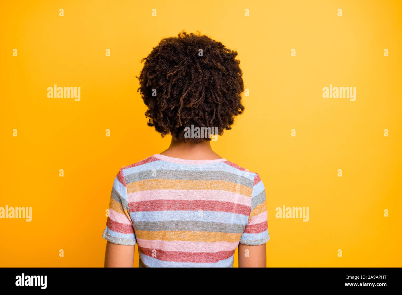 Zurück hinter Rückansicht Foto schwarz Youngster demonstriert durch ihr Friseur Arbeit über lebendige Farbe Hintergrund isoliert Stockfoto
