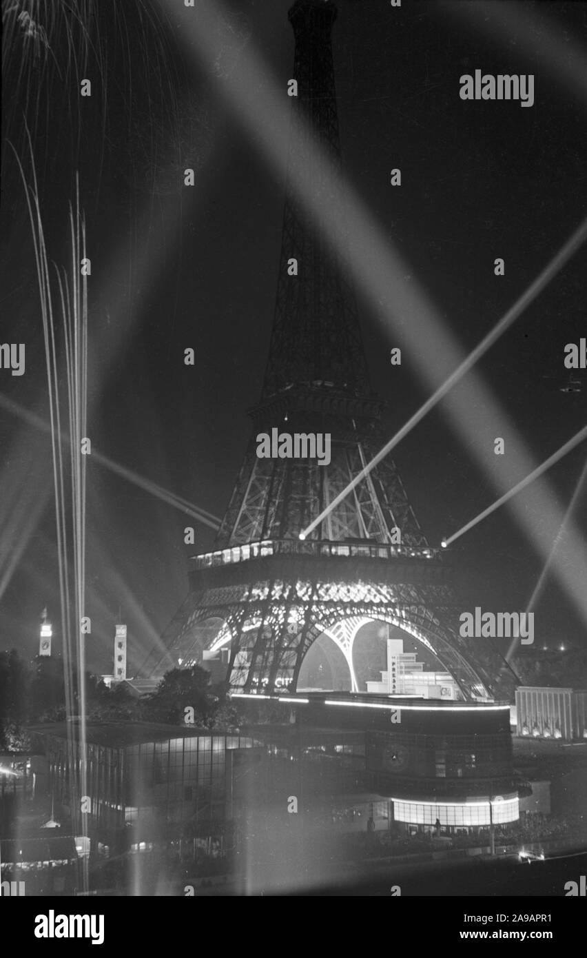 Die beleuchteten Eiffelturm in Paris, Frankreich 1930er Jahre. Stockfoto