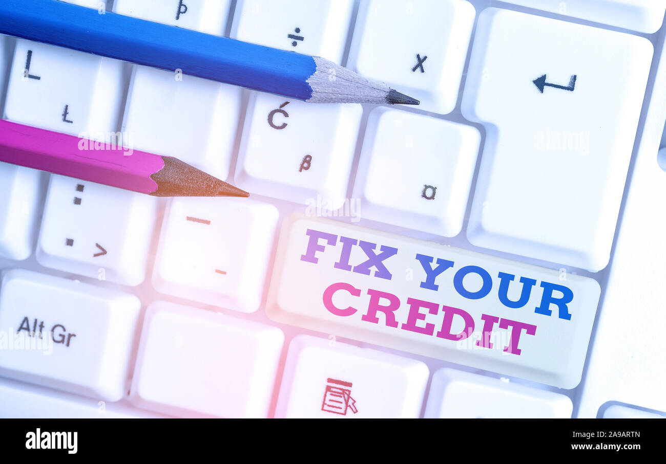 Schreiben Hinweis angezeigt Fix Ihre Kreditkarte. Business Konzept für Halten Salden auf Kreditkarten und anderen Kreditinstituten Weiß pc-Tastatur mit Hinweis Papier oben niedrig Stockfoto