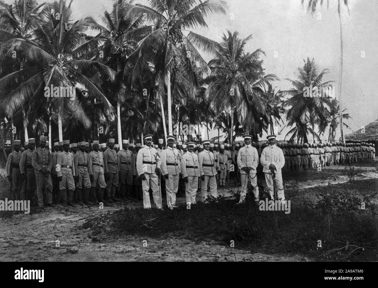 Deutschen Kommandanten mit der Afrikanischen Askari Patrol, Deutsch Ostafrika 1900. Stockfoto