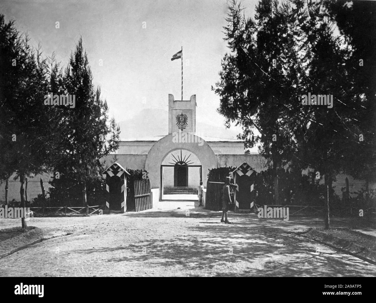 Eingang zum Deutschen Kasernen mit Wappen und Flagge, Deutsch Ostafrika 1900. Stockfoto