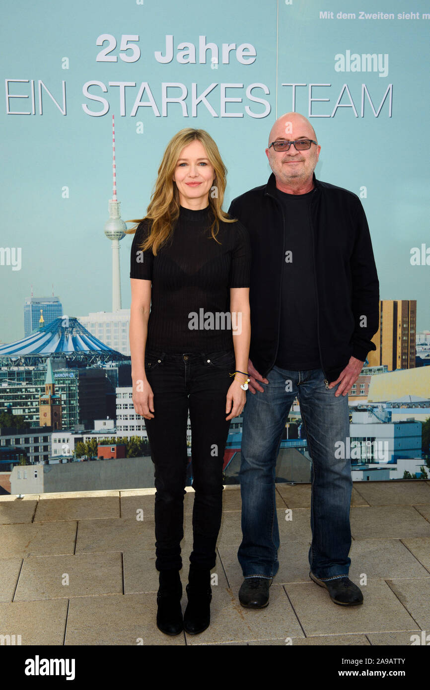 Hamburg, Deutschland. 14 Nov, 2019. Die Darsteller Stefanie Stappenbeck (L-R) und Florian Martens stehen vor einer Wand des ZDF-Krimi "Ein starkes Team" (ein starkes Team) für den 25. Jahrestag einer Presseveranstaltung. Credit: Gregor Fischer/dpa/Alamy leben Nachrichten Stockfoto