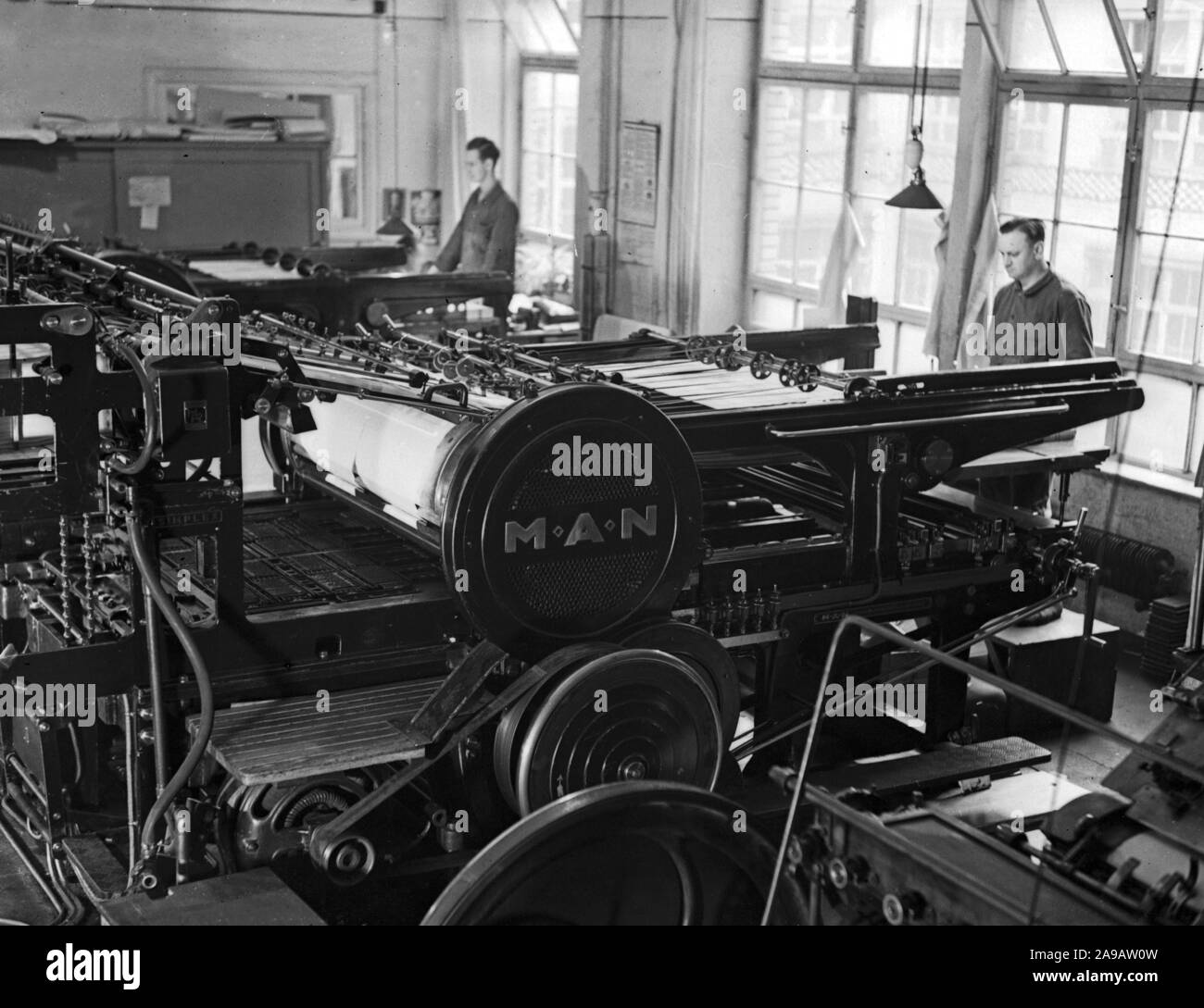 Arbeiter Auf Einer Druckmaschine In Einer Druckerei, Deutschland 1930  Stockfotografie - Alamy