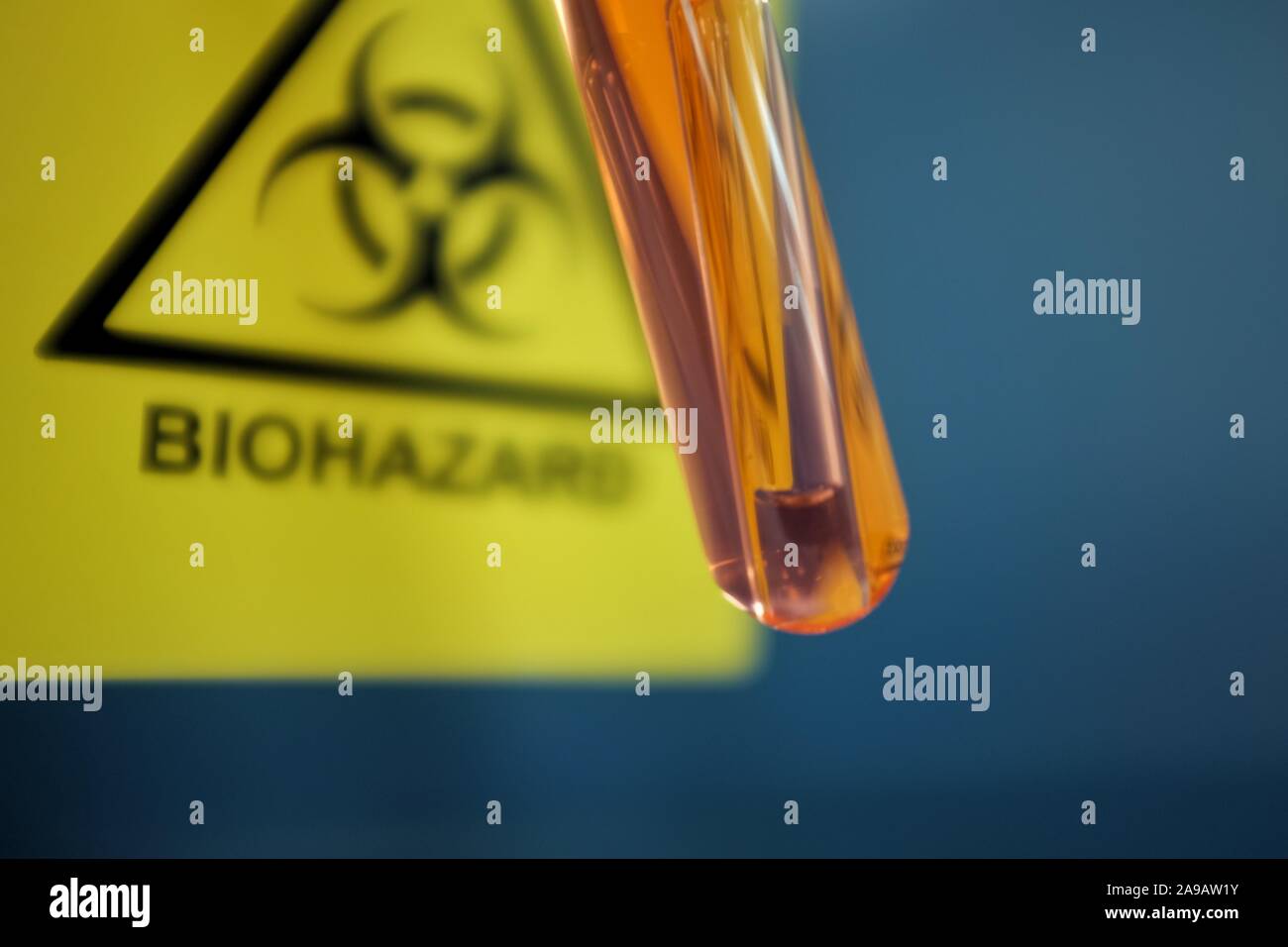 Biohazard Zeichen und ein Reagenzglas Stockfoto