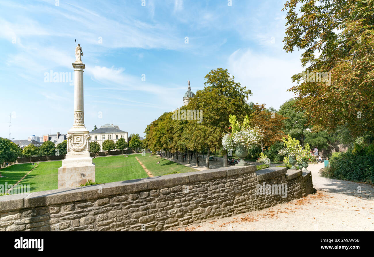 Rennes, Ille-et-Vilaine / Frankreich - 26. August 2019: Ansicht des Vanneau-Papu memorial Statue in Thabor Park in Rennes Stockfoto