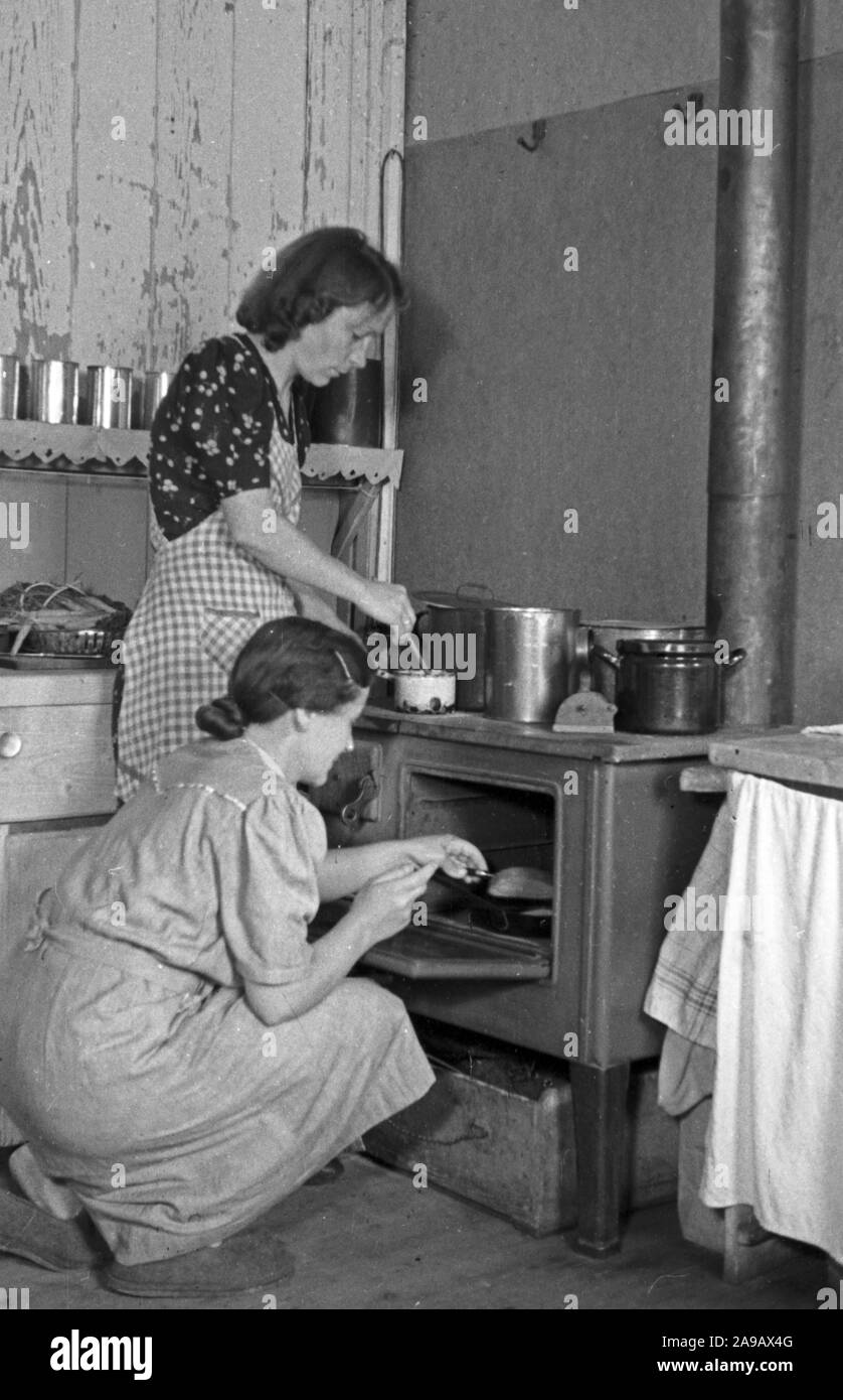 Eine Frau, die ihre Arbeit in der Fürsorge für die Familie in Deutschland nach dem Krieg, 1940. Stockfoto