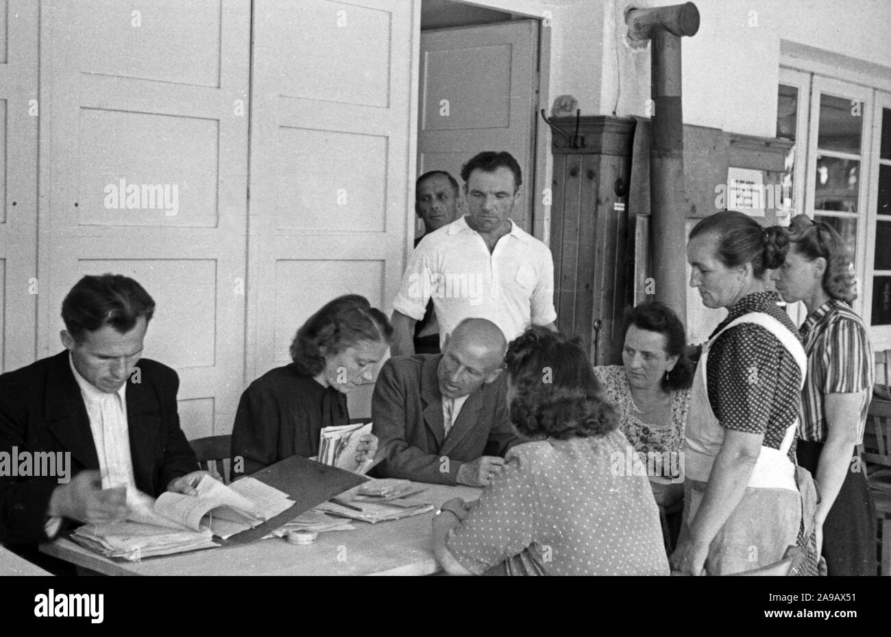 Flüchtlinge aus den ehemaligen deutschen Osten erreichen sicher Bayern, Deutschland 1940 s Stockfoto