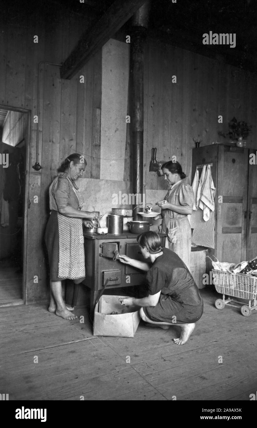 Eine Frau, die ihre Arbeit in der Fürsorge für die Familie in Deutschland nach dem Krieg, 1940. Stockfoto