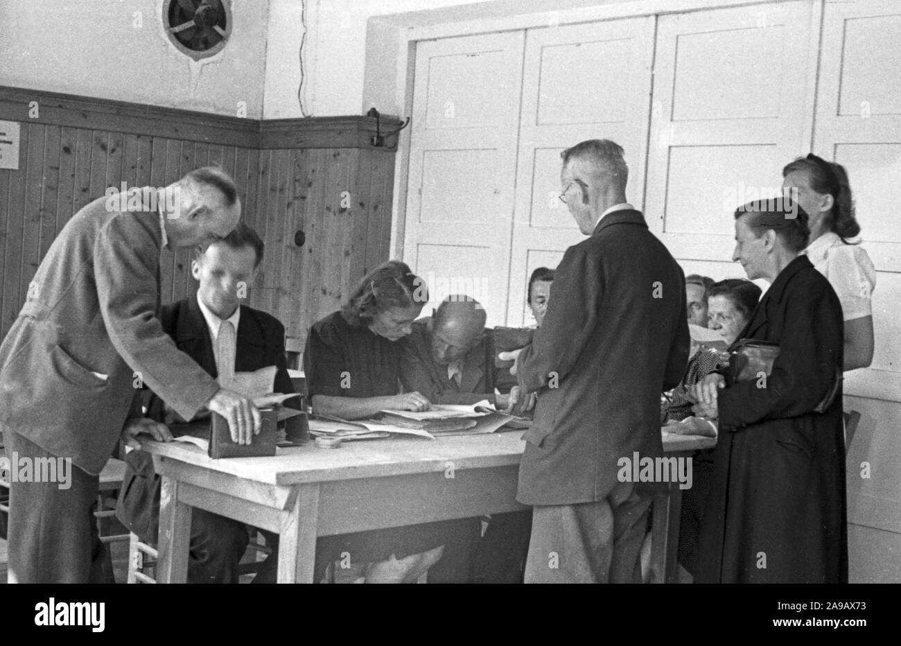 Flüchtlinge aus den ehemaligen deutschen Osten erreichen sicher Bayern, Deutschland 1940 s Stockfoto