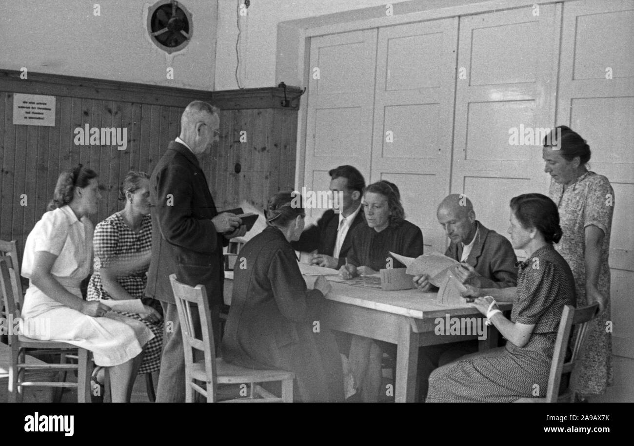 Flüchtlinge aus den ehemaligen deutschen Osten erreichen sicher Bayern, Deutschland 1940 s Stockfoto