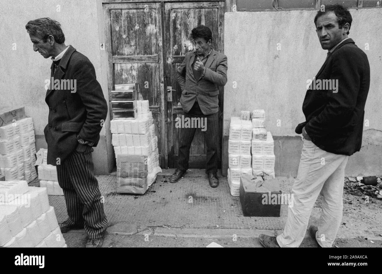 Rotes Kreuz VERTEILUNG DER HILFE, PESHKOPI, Albanien, 1992. Stockfoto