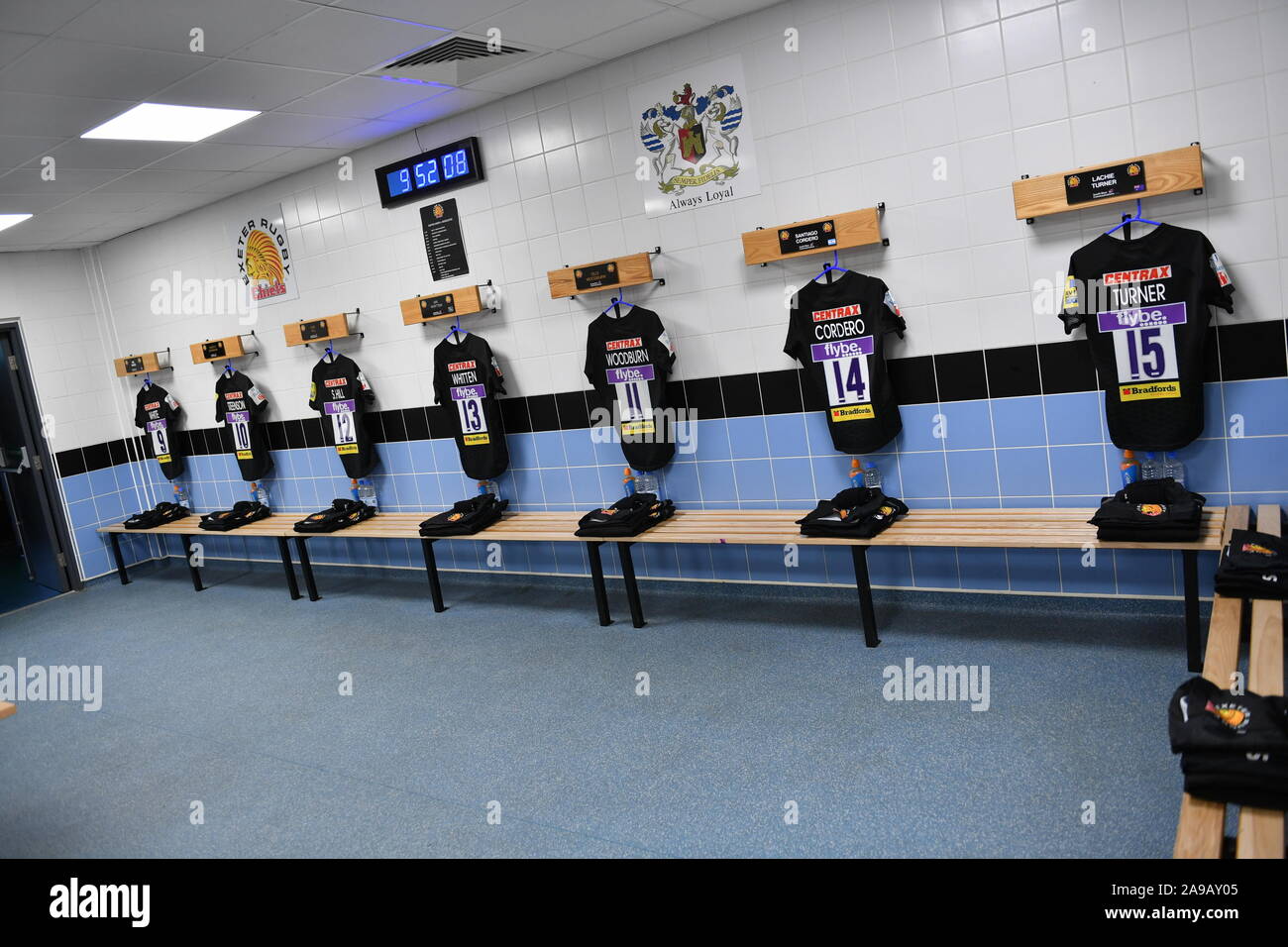 Hemden, die in der Umkleidekabinen des Spielers im Sandy Park, Heimstadion des Exeter Chiefs Rugby Union Football Club RFU, hängen Stockfoto