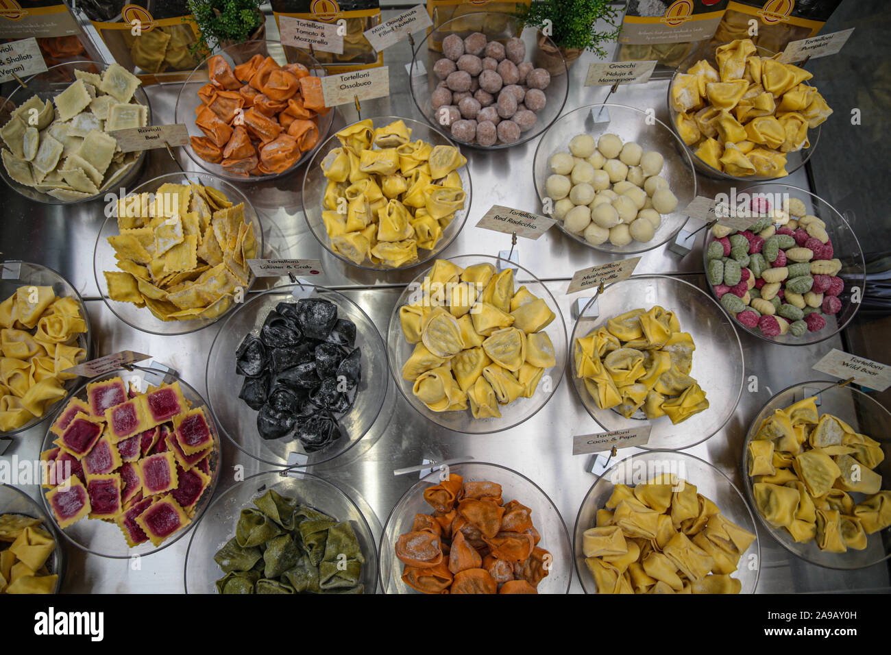 London, Großbritannien. 14 Nov, 2019. Verschiedene Arten von Pasta am nur dedizierte Ereignis für die Pizza und Pasta Industrien in Europa. präsentieren über 200 Aussteller, 1.000 führenden Marken die Chance gibt, das beste der Branche vom Restaurant Ketten, unabhängige Restaurants, Pizzerien, Grossisten zu entdecken, sowie, Gerätehersteller, Spezialist Zutaten und Lebensmittel Lieferanten. Credit: Paul Quezada-Neiman/Alamy leben Nachrichten Stockfoto