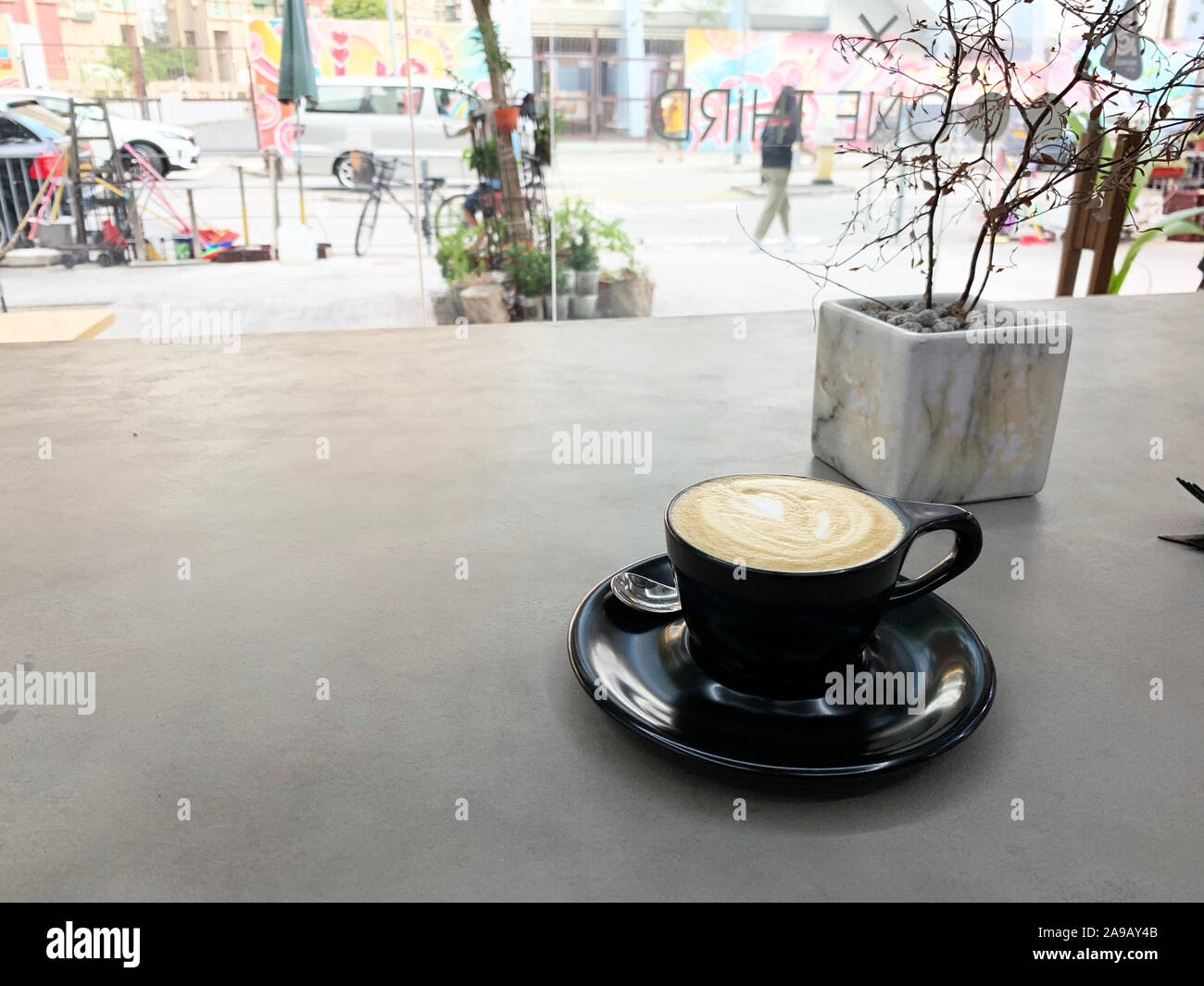 Cafe mit der Latte in der Nähe der Straße Stockfoto