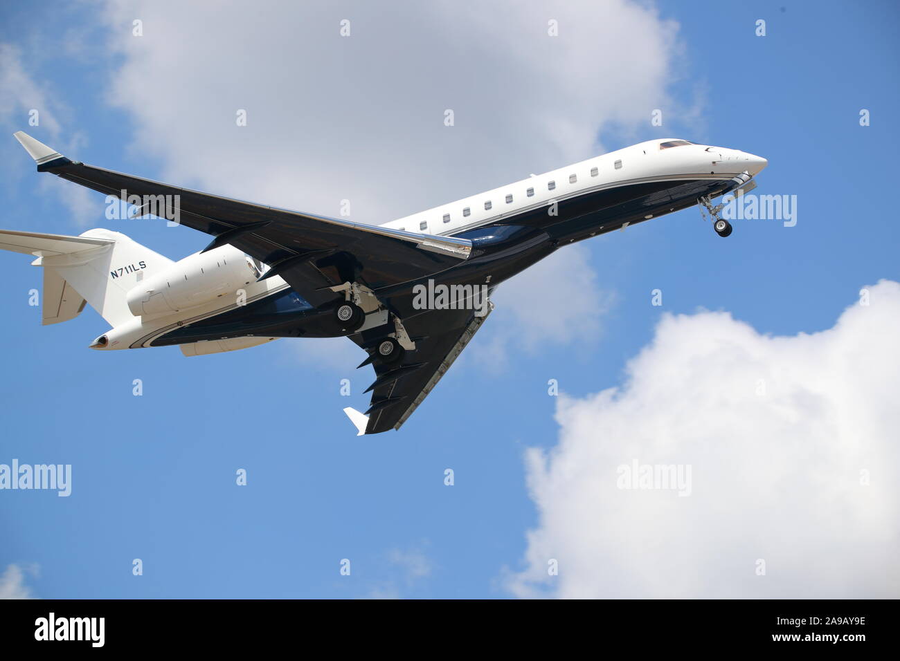 Bombardier Global 6000 N 711 LS Business Jet vom Flughafen Farnborough, Großbritannien Stockfoto
