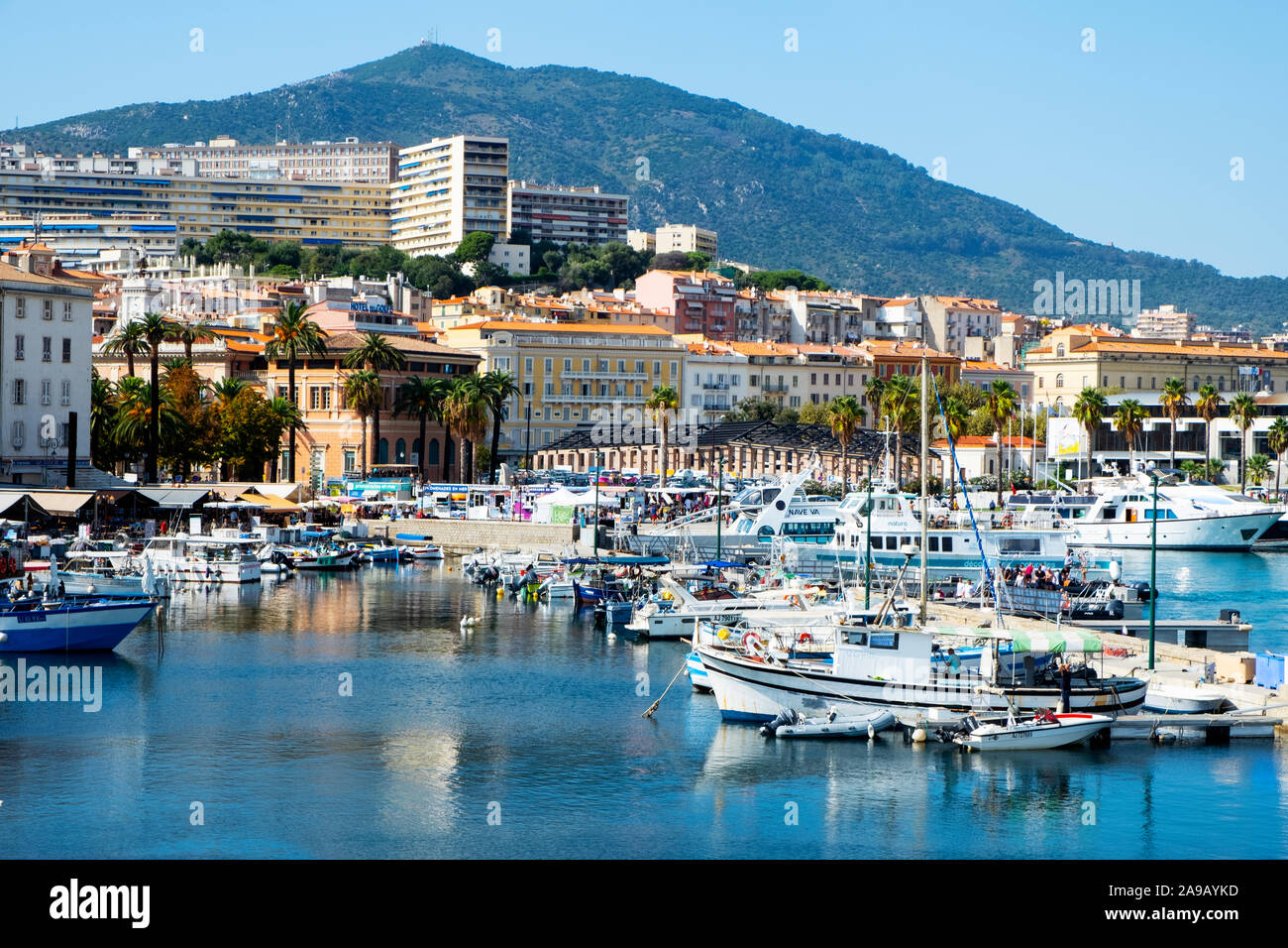 AJACCIO, Frankreich - 20. SEPTEMBER 2018: Ein Blick über den Hafen von Ajaccio, einer der wichtigsten Häfen von Korsika Stockfoto