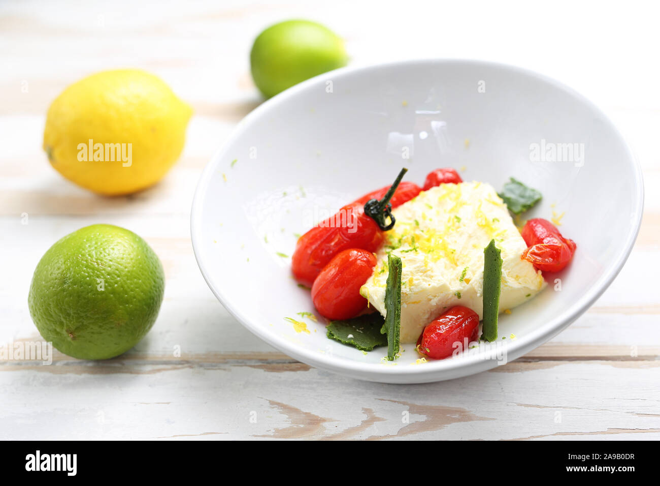 Lemon Ice Cream mit karamellisierten Tomaten. Stockfoto