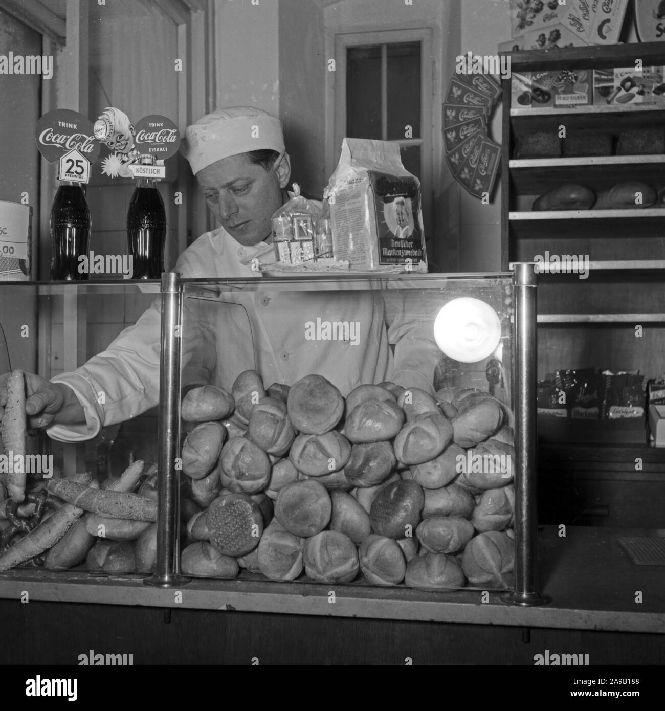 Ein bakerman und sein tägliches Geschäft, Deutschland 1950. Stockfoto