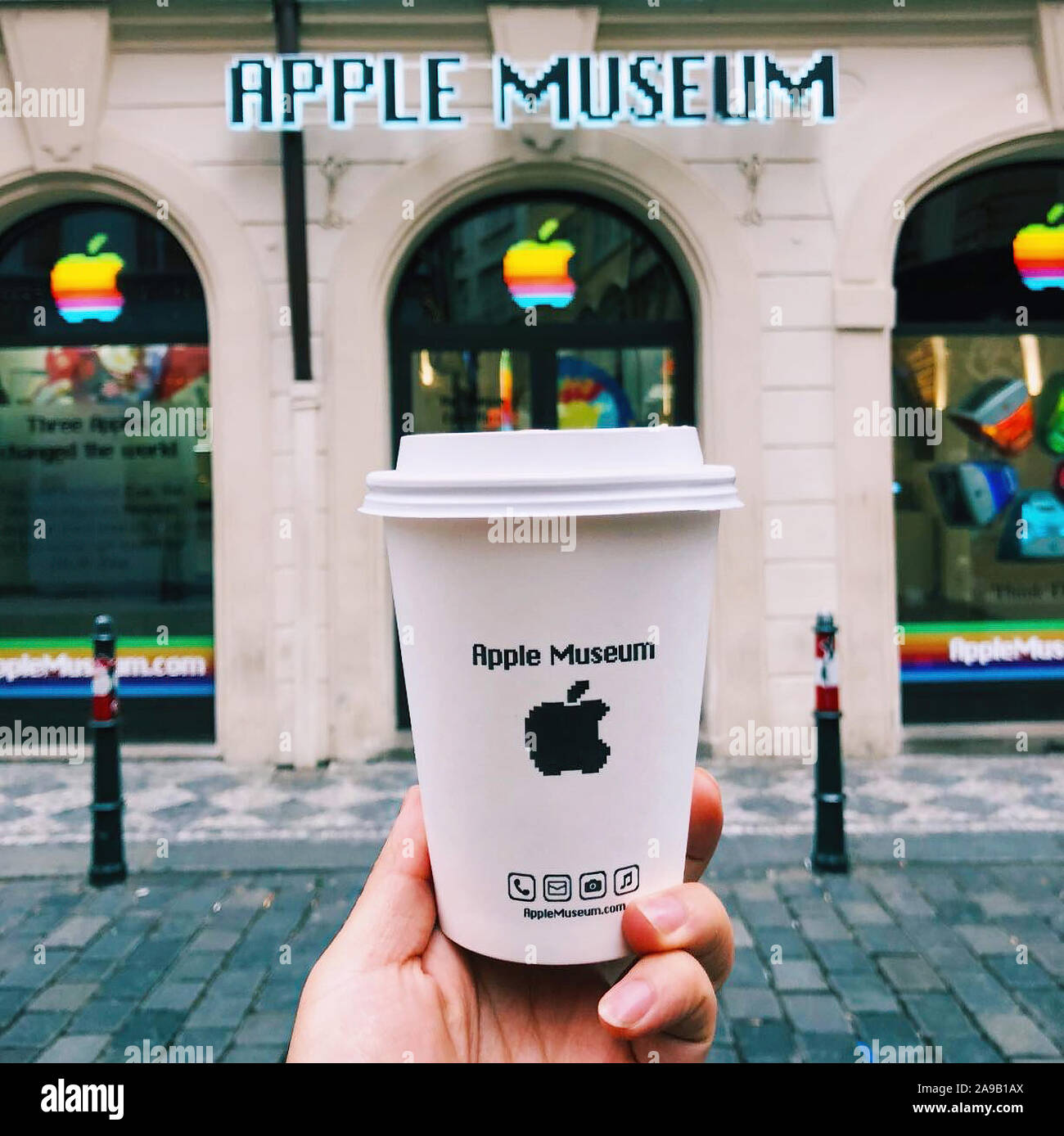 Prag, Tschechische - Januar 13, 2018: Apple Cafe vor Apple Museum in der Tschechischen Stockfoto