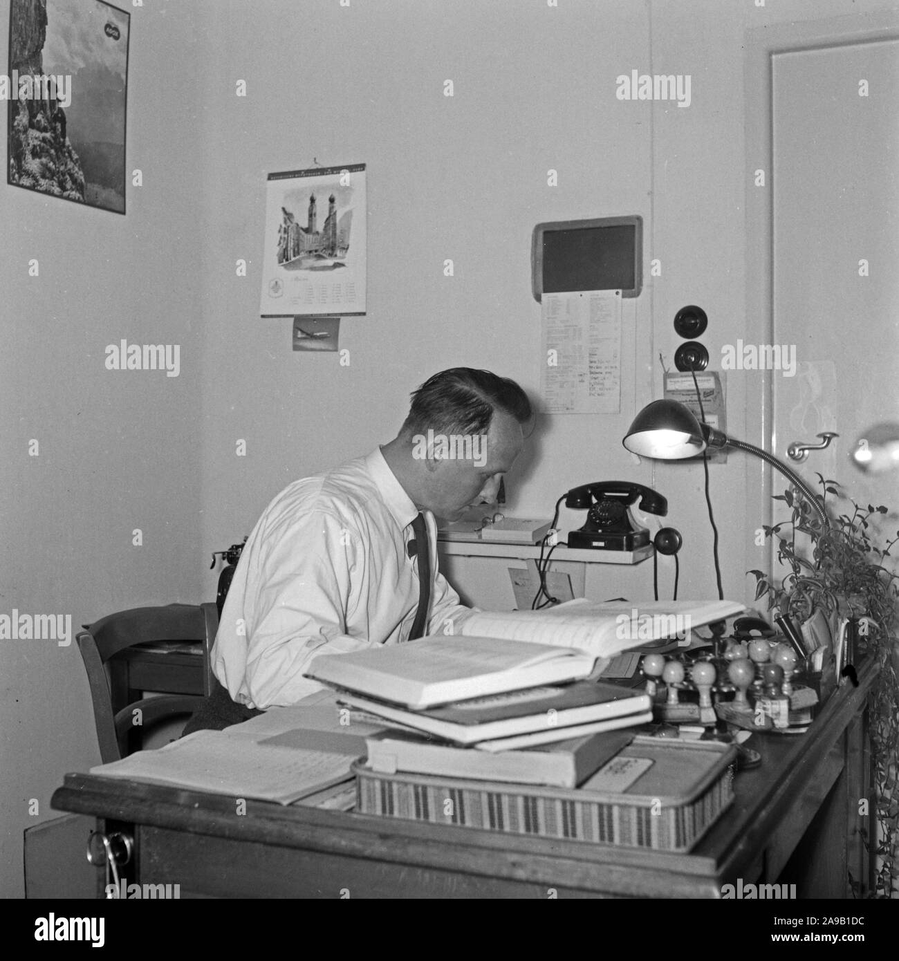 Ein Krankenhaus, von Nonnen geführt, hier: ein Arzt in seinem Büro, Deutschland 1950. Stockfoto