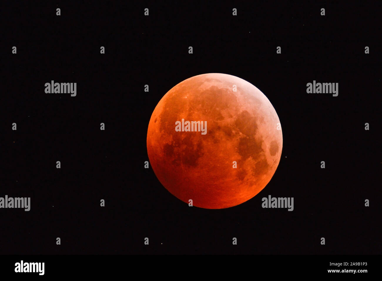 Eclipse von super Mond, Mondfinsternis, Rot supermoon, Blut Mond, rot orange Vollmond mit funkelnden Sternen, 21. Januar 2019, Deutschland. Stockfoto
