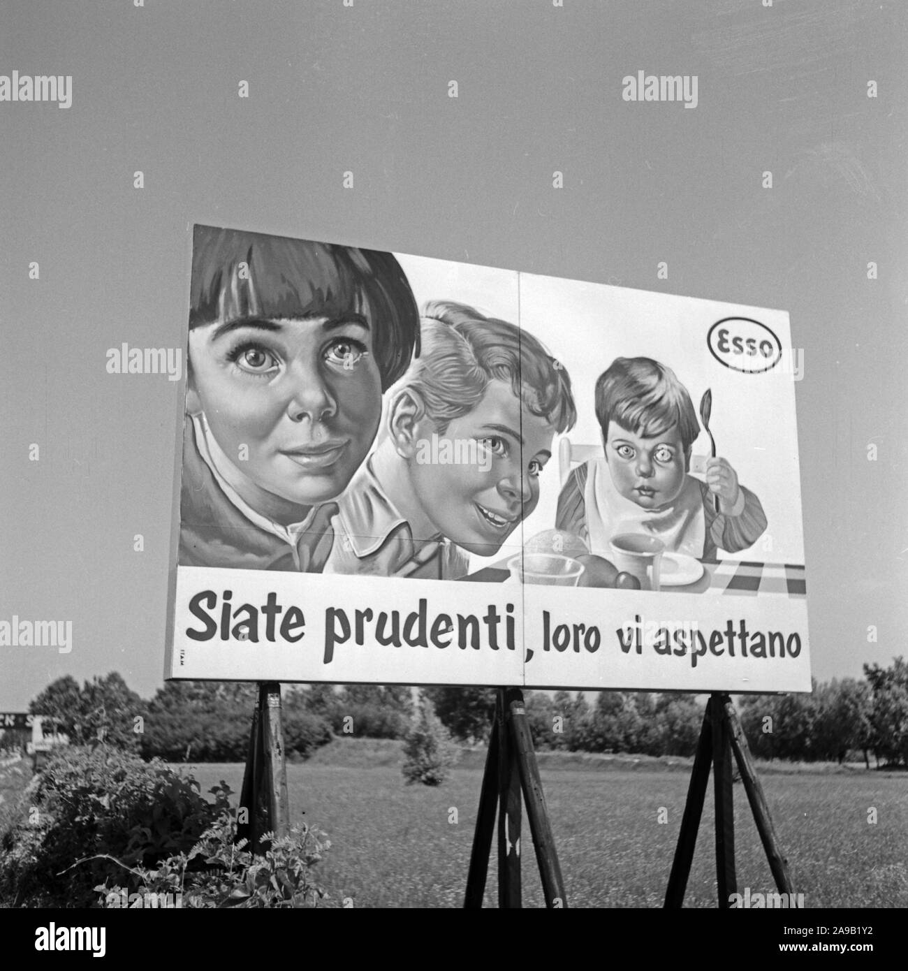 Esso Werbung Anzeige an der Autobahn zwischen Mailand und Navarra, Italien 1950. Stockfoto