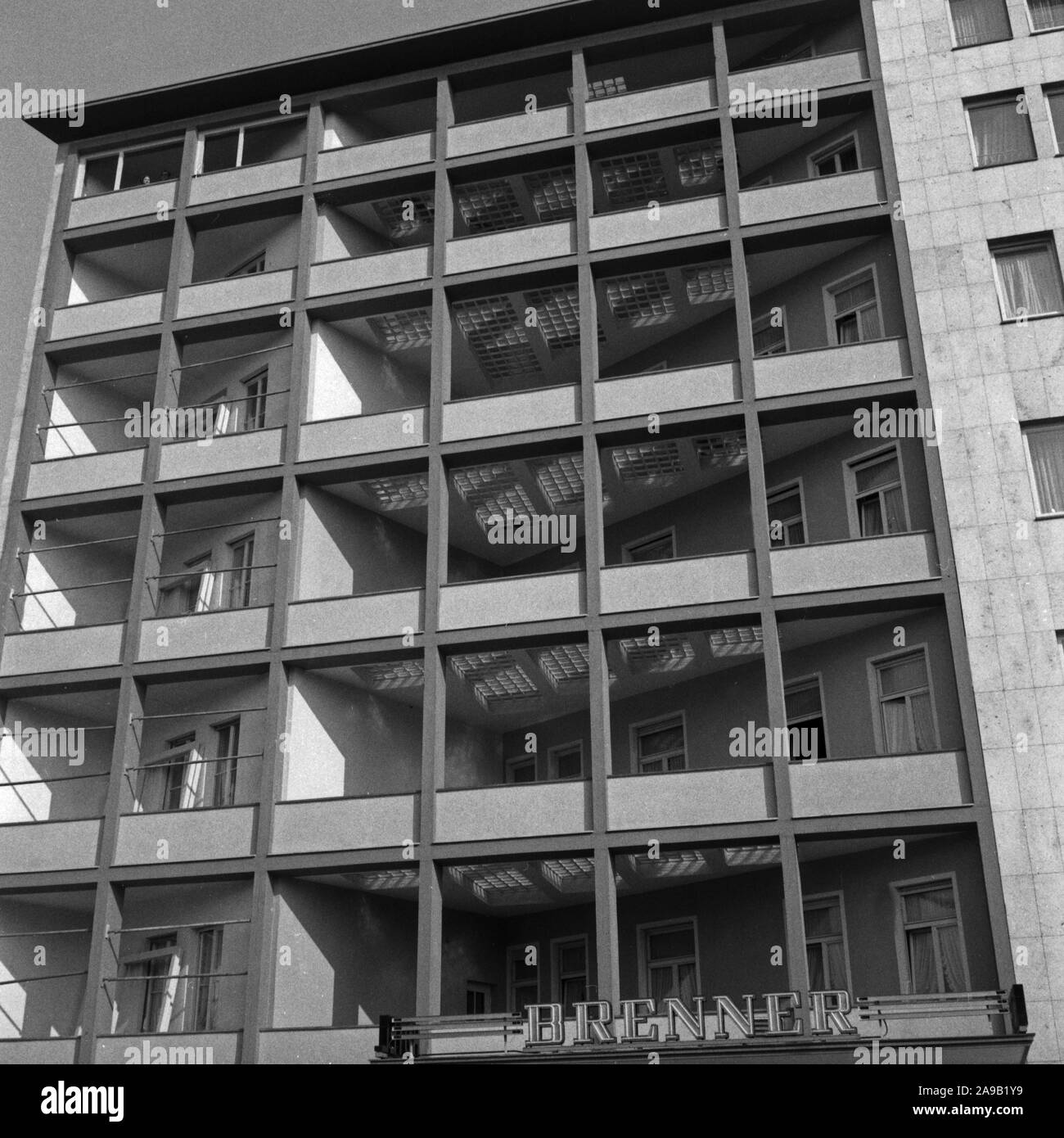 Vorderseite eines Hochhaus in Stuttgart, Deutschland 1950 Stockfoto