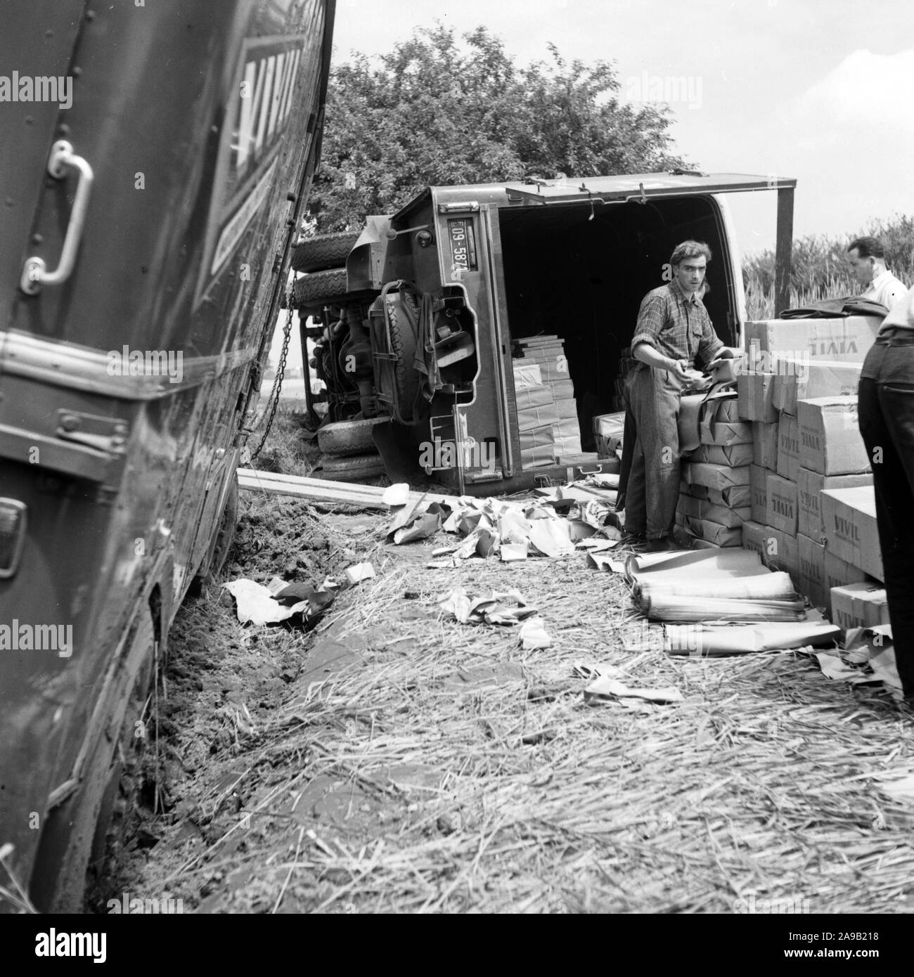 Ein Vivil tropfen Lkw hatte einen Zusammenbruch, Deutschland 1950. Stockfoto