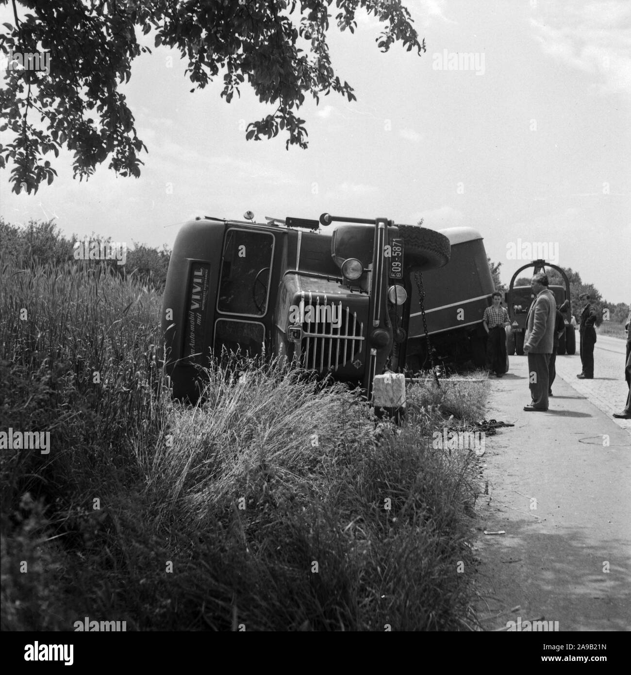 Ein Vivil tropfen Lkw hatte einen Zusammenbruch, Deutschland 1950. Stockfoto