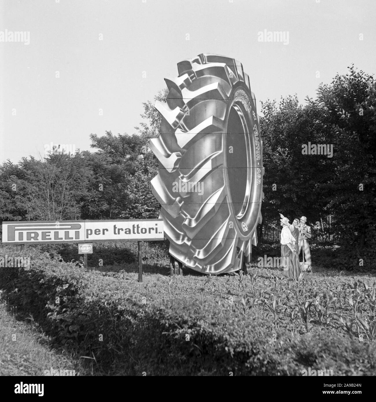 Pirelli Reifen Werbung Anzeige an der Autobahn zwischen Mailand und Navarra, Italien 1950. Stockfoto