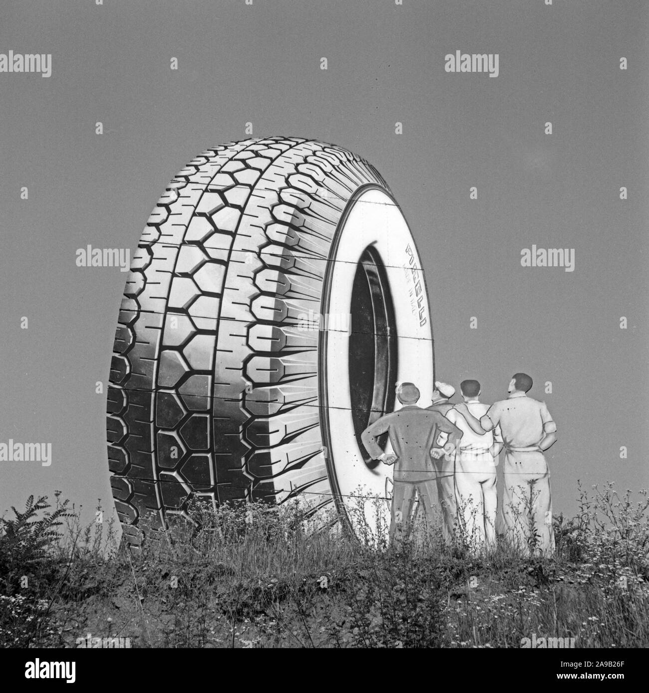 Pirelli Reifen Werbung Anzeige an der Autobahn zwischen Mailand und Navarra, Italien 1950. Stockfoto