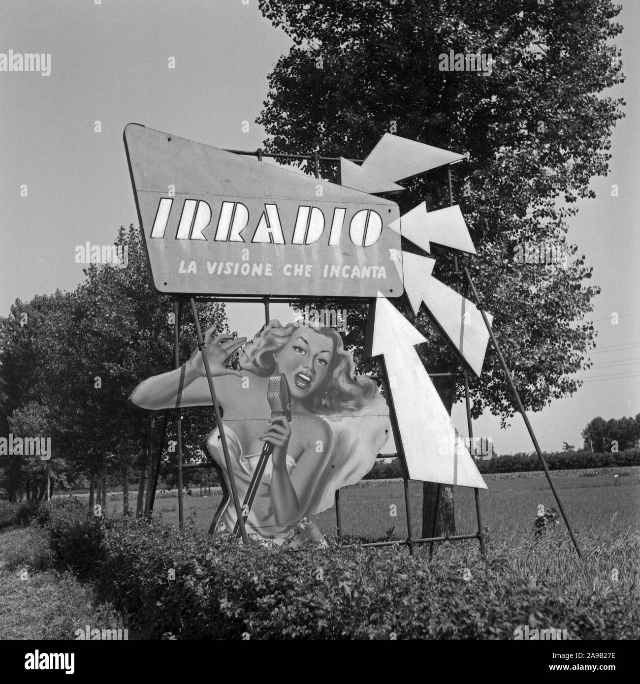 Irradio Werbung Anzeige an der Autobahn zwischen Mailand und Navarra, Italien 1950. Stockfoto