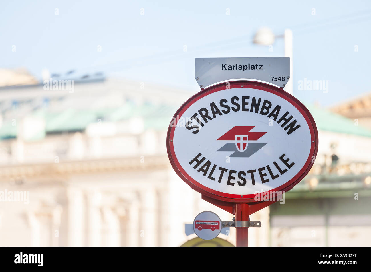 Wien, ÖSTERREICH - NOVEMBER 6, 2019: Logo der Wiener Linien auf einem lokalen Straßenbahnhaltestelle (Straßenbahn Haltestelle) am Karlsplatz in Wien. Wiener Linien ist. Stockfoto