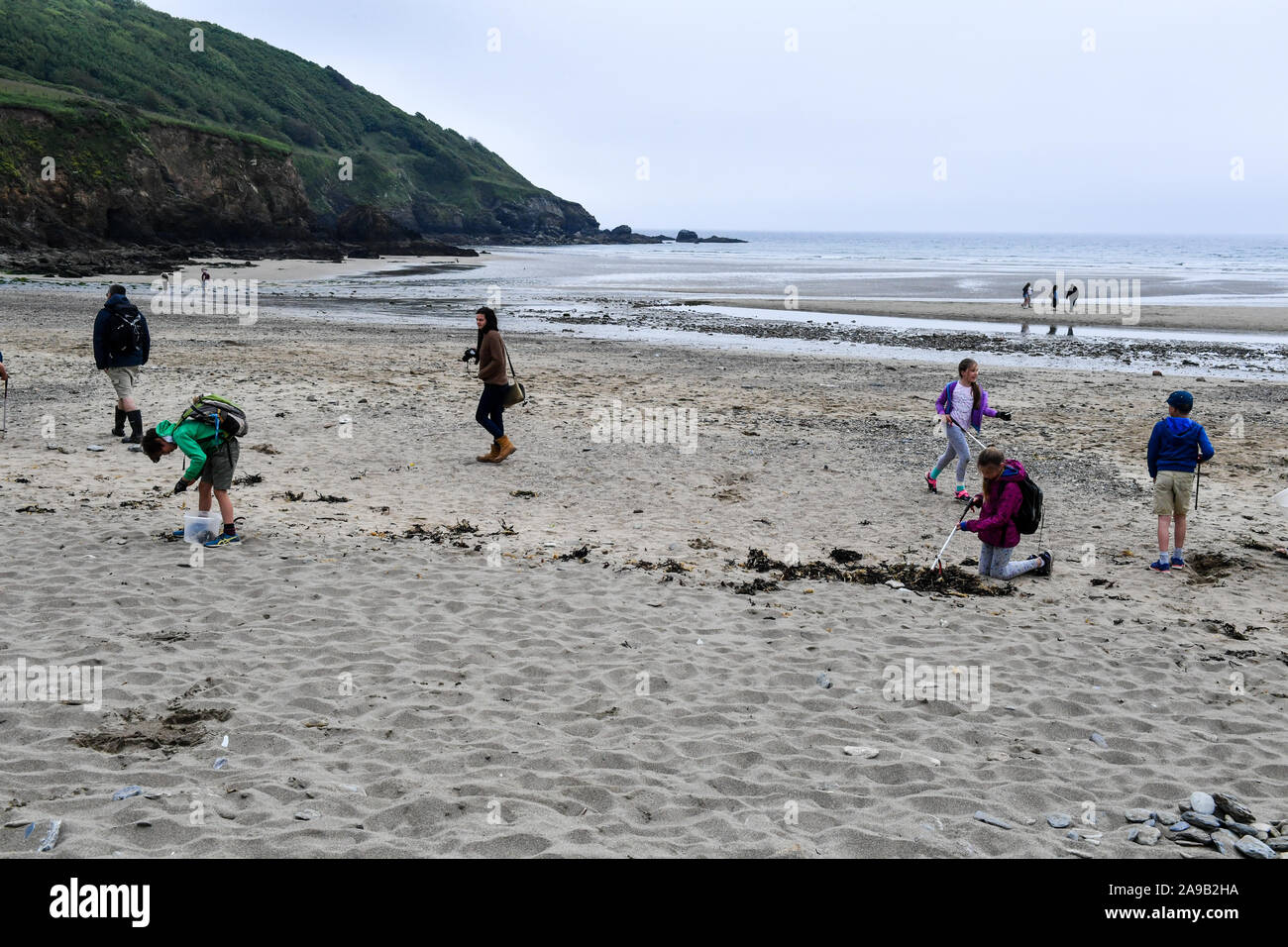 Junge Umweltschützer nehmen an einer Wildtieruntersuchung und Strandreinigung in Cornwall Teil, Outdoor-Lernen organisiert von Cornwall Wildlife Trust Stockfoto